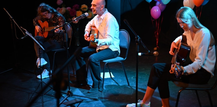 Отчетный концерт студии игры на гитаре «Серебряные струны»