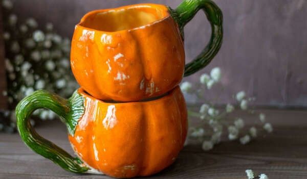 Готовимся к Хеллоуину, лепим кружку-тыкву из глины.