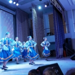 танцевальный коллектив на сцене