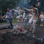 прыжки через костер