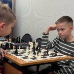 дети играют в шахматы