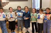 дети показывают роспись по дереву