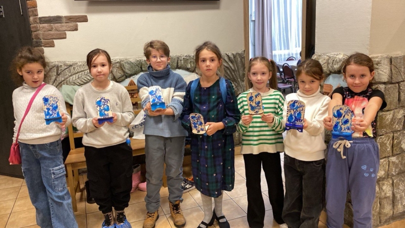 дети показывают роспись по дереву