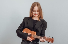 девочка играет на укулеле