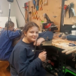 девочка выпиливает лобзиком - ювелирная мастерская