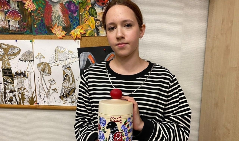 девочка - роспись по дереву