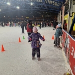 ребенок на катке