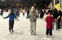 дети крутят пои на катке