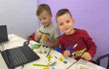 дети занимаются робототехникой