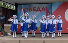 Танцевальный коллектив Импульс на сцене Лианозовского парка в День Победы