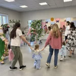 мамы с детьми на празднике весны кружат хоровод