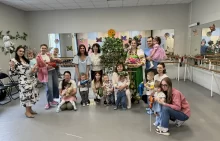 дети и их родители на занятиях по раннему развитию