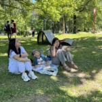 мама с детьми на природе