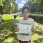Дети рисуют красками на природе, творческий мастер-класс на открытом воздухе.