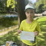 Мальчик показывает свою картину на плэнере