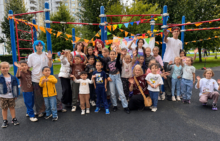 дети на детской площадке